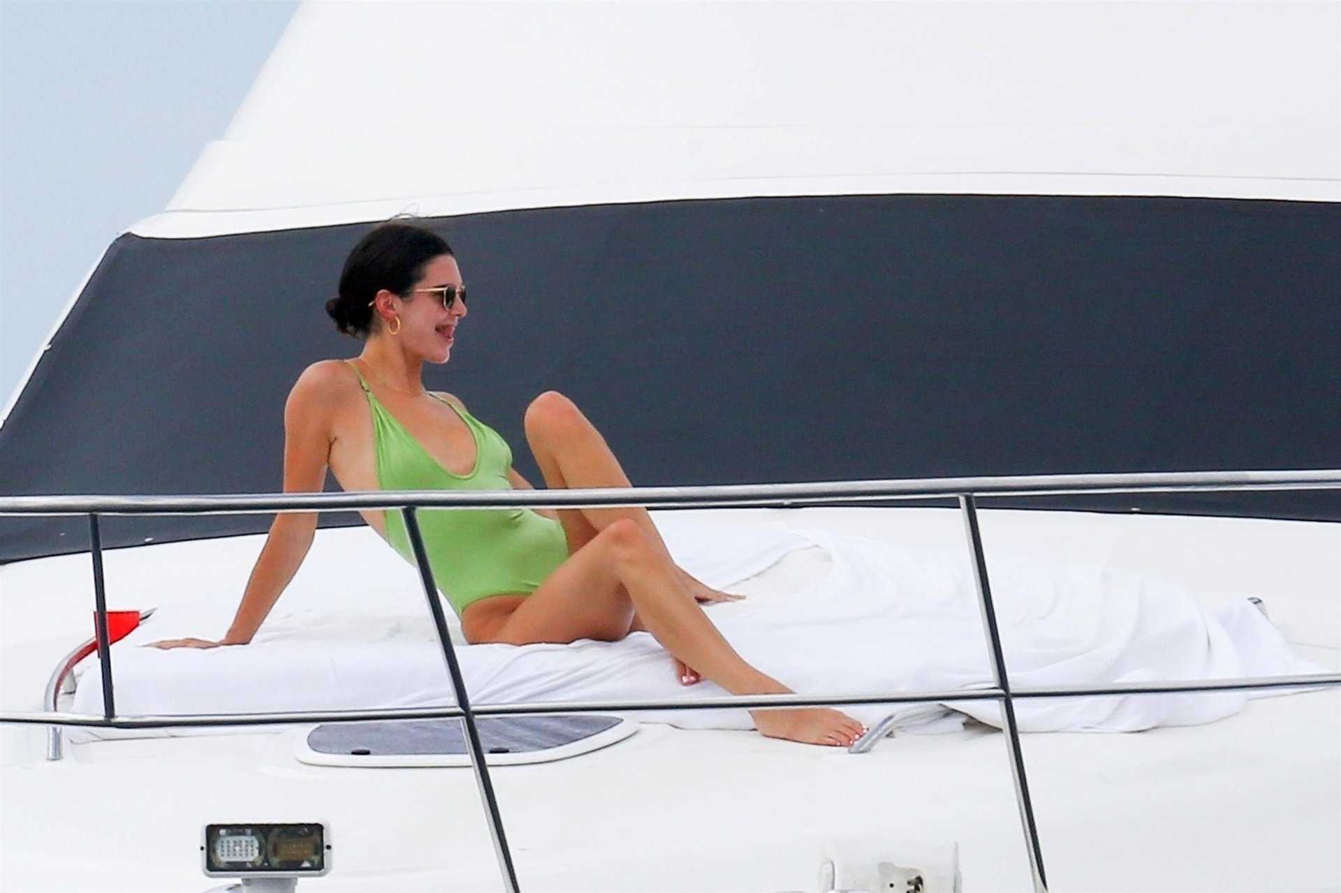 Kendall-Jenner-Ass-in-Swimsuit-in-Mexico-533