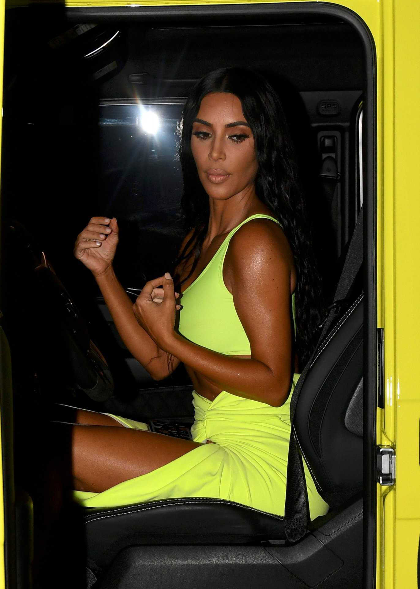Kim-Kardashian-Upskirt-610