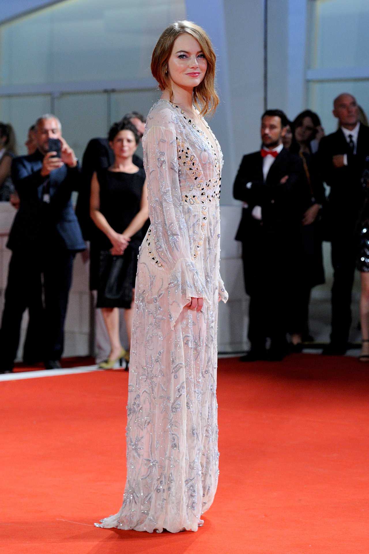 Emma-Stone-Booty-10