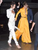 Gigi-Hadid-and-Bella-Hadid-310