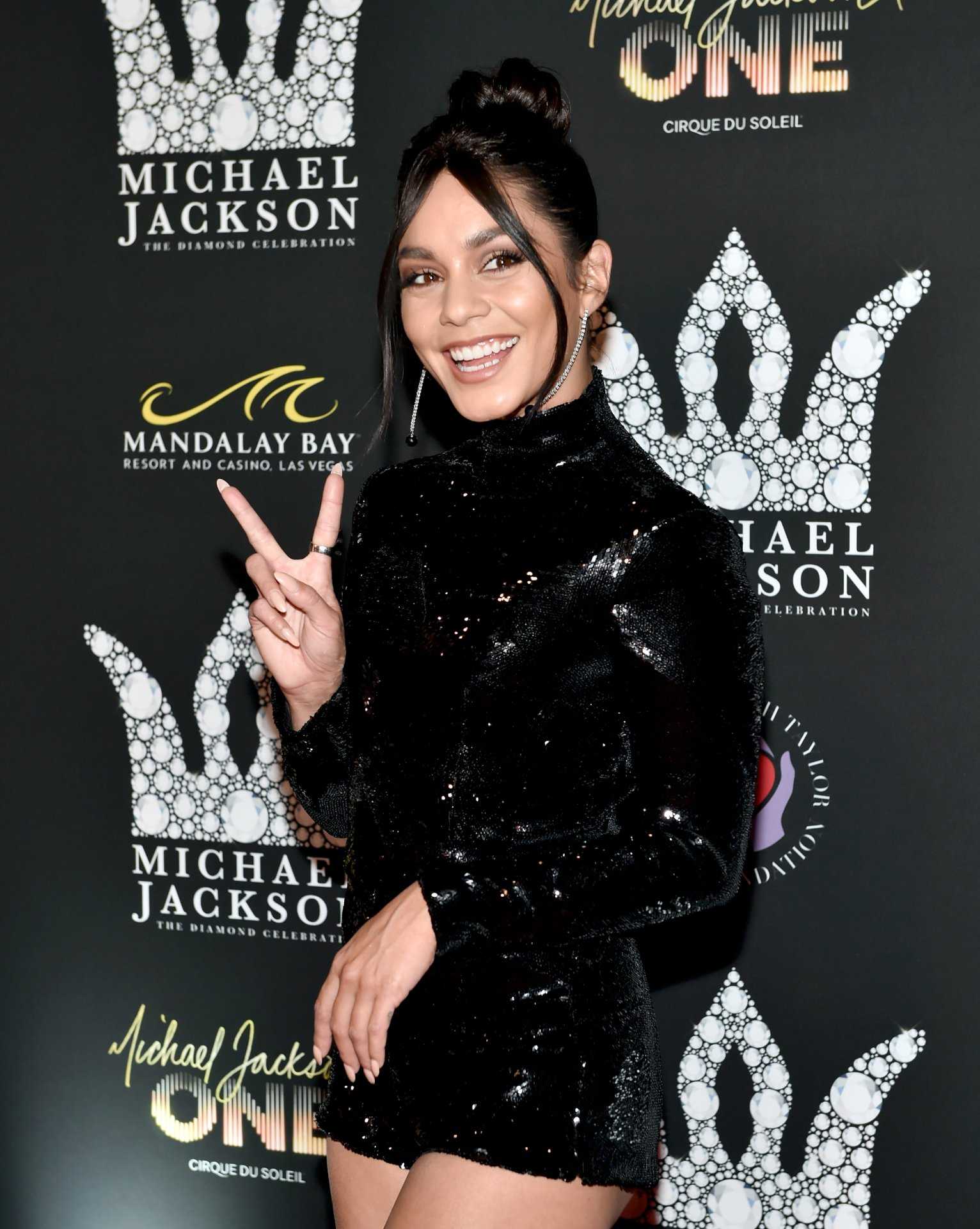 Vanessa-Hudgens-Leggy-3