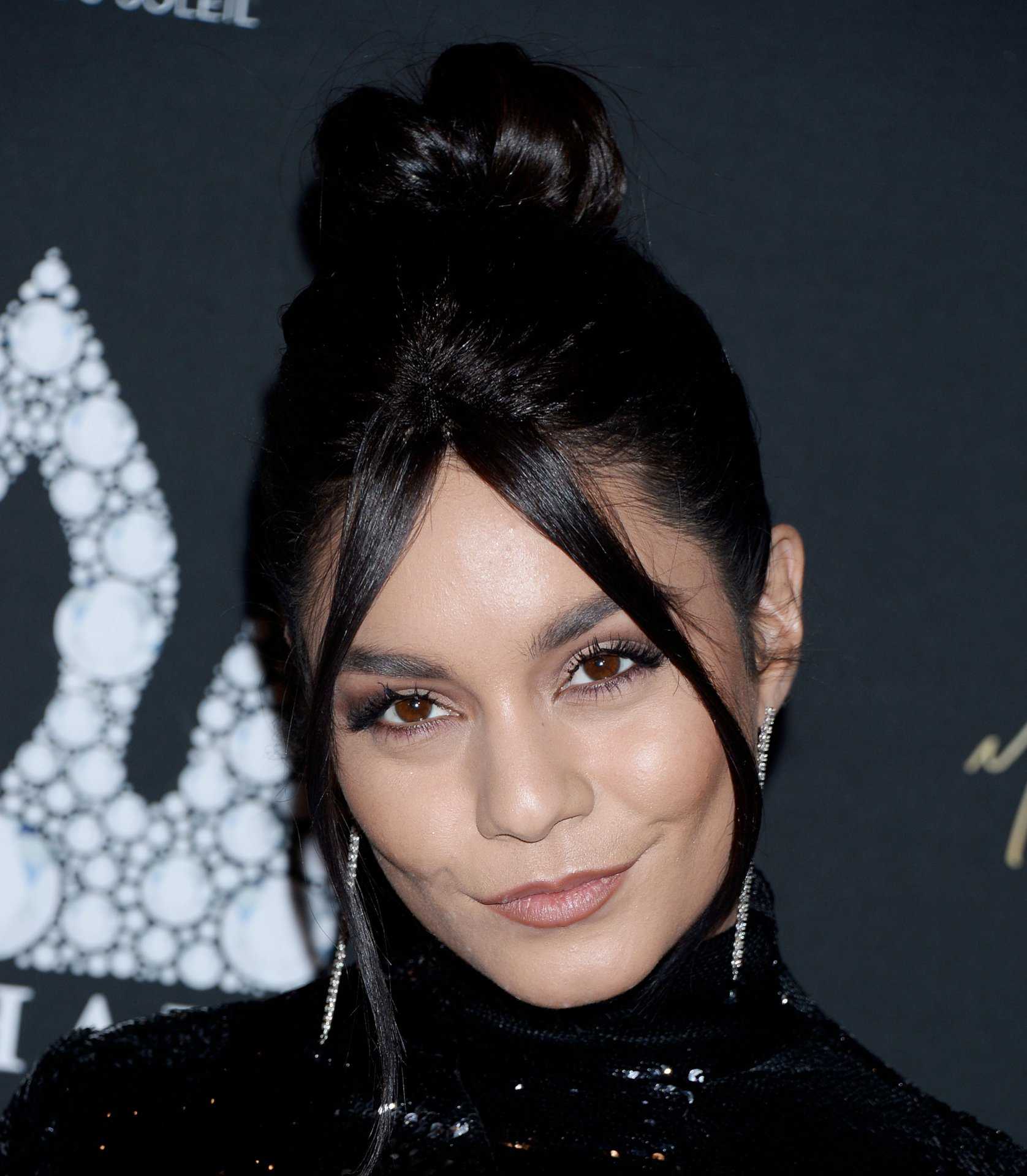 Vanessa-Hudgens-Leggy-5
