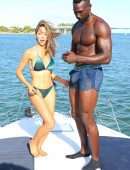 Farrah Abraham Booty, Getting Friendly with her Trainer on a Yacht in Miami