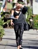 Sarah Hyland Cleavage, Out in Los Angeles