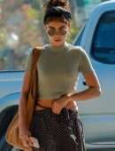 Sarah Hyland Pokies, Outside a Nail Salon in LA