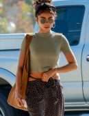 Sarah Hyland Pokies, Outside a Nail Salon in LA