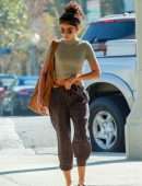 Sarah Hyland Pokies, Outside a Nail Salon in LA