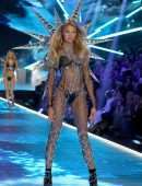 Romee-Strijd-at-2018-Victoria's-Secret-Fashion-Show-15