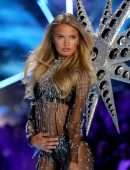 Romee-Strijd-at-2018-Victoria's-Secret-Fashion-Show-16