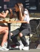 Emily Ratajkowski Out for Lunch in Los Angeles