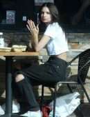 Emily Ratajkowski Out for Lunch in Los Angeles