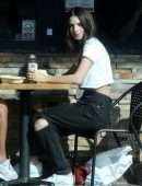 Emily Ratajkowski Out for Lunch in Los Angeles