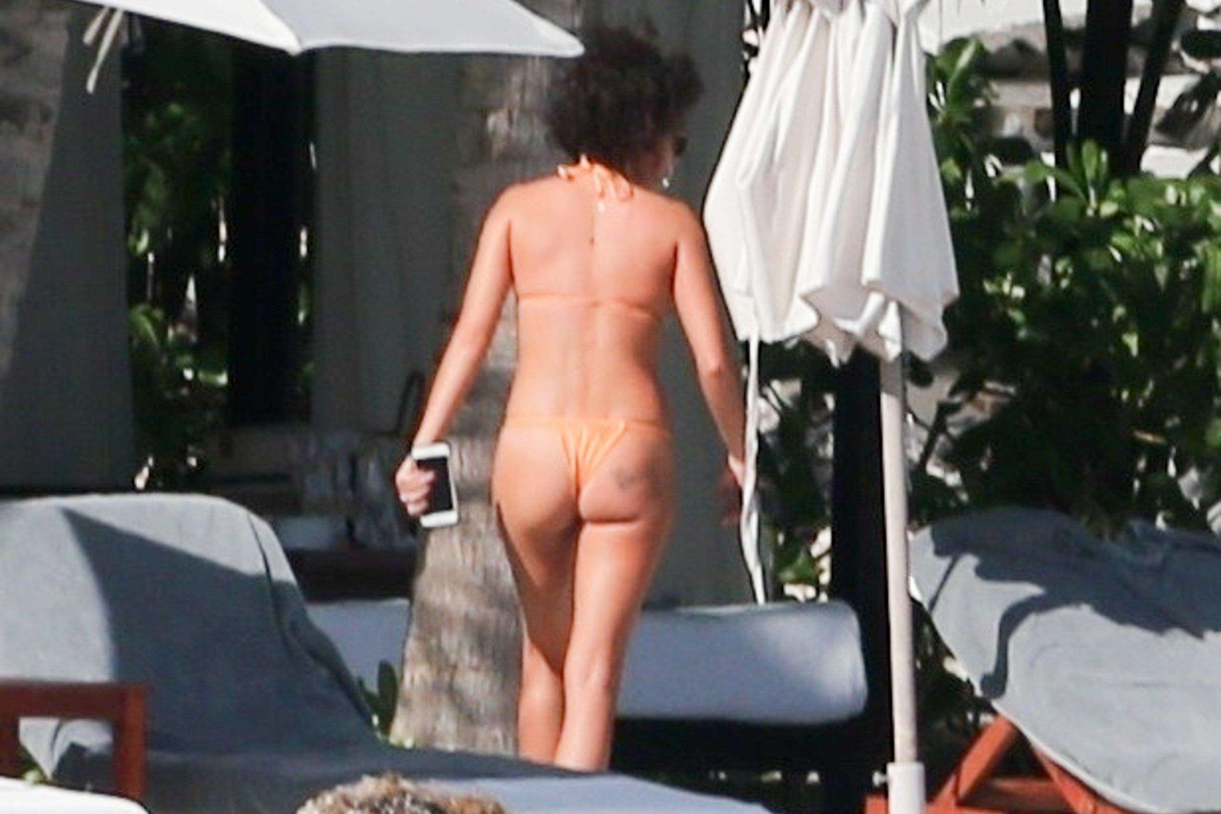 Sarah-Hyland-with-Wells-Adams-14