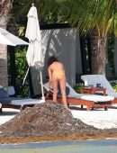 Sarah-Hyland-with-Wells-Adams-19