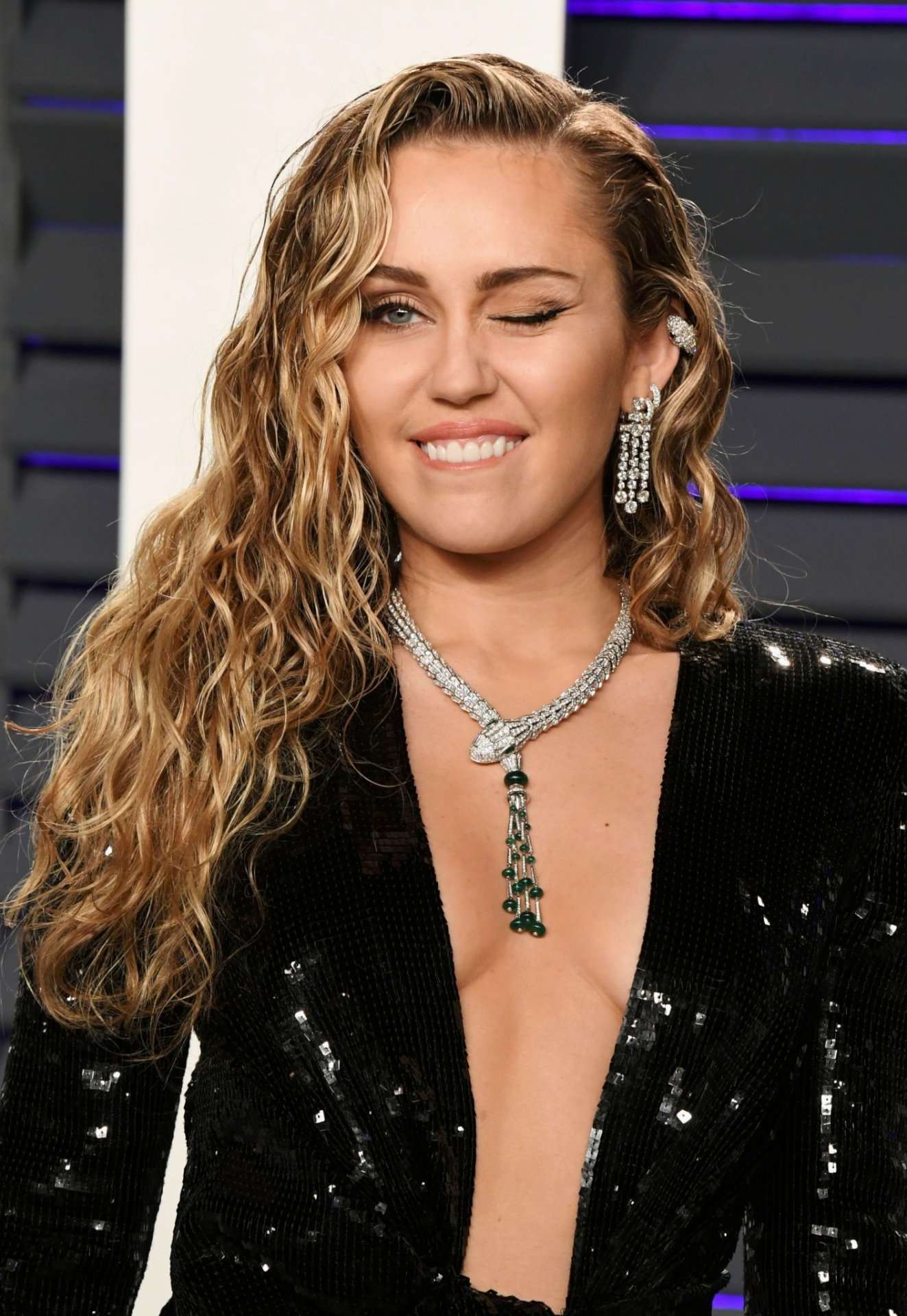 Miley-Cyrus-at-2019-Vanity-Fair-Oscar-Party-1