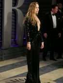 Miley-Cyrus-at-2019-Vanity-Fair-Oscar-Party-12