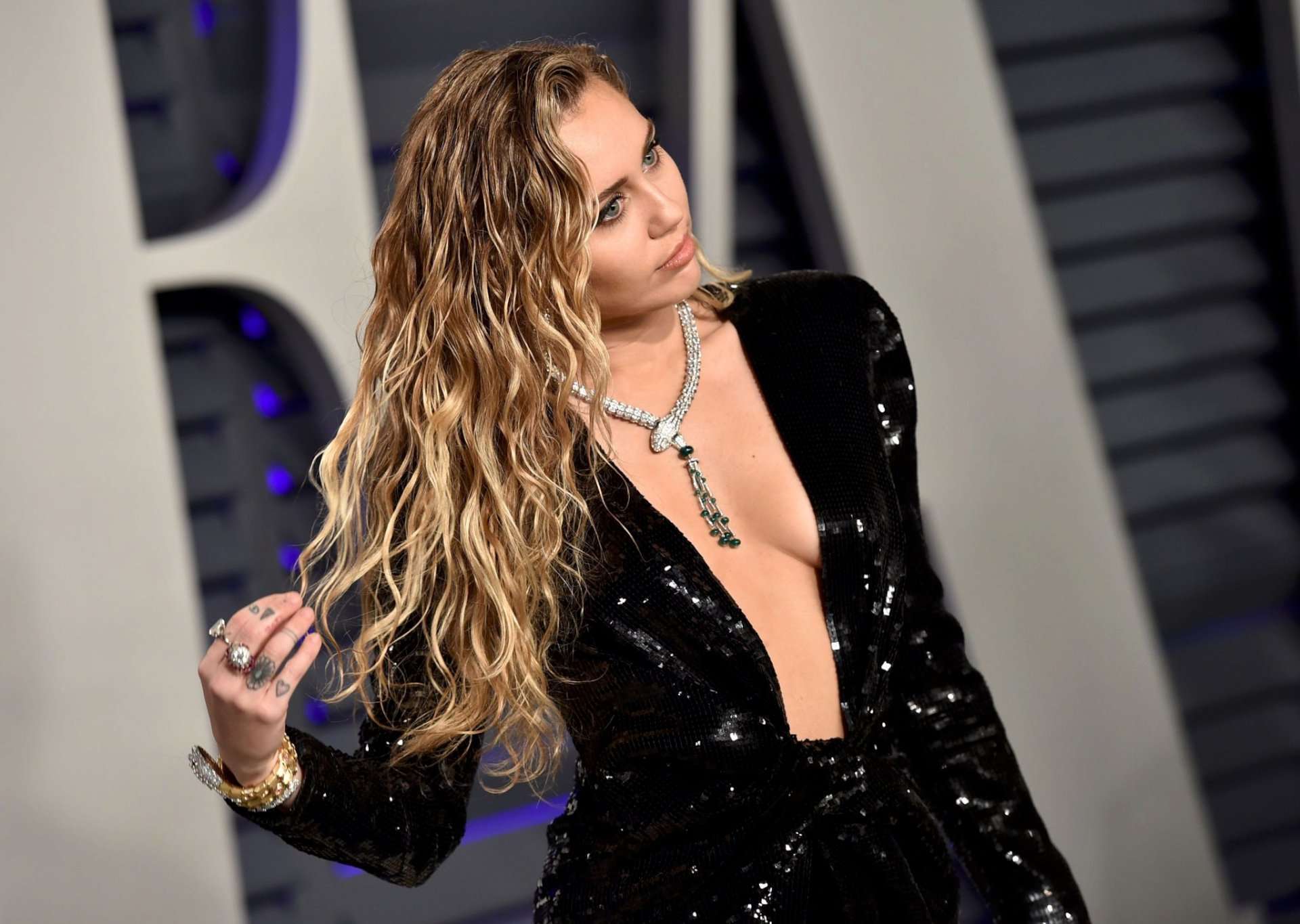Miley-Cyrus-at-2019-Vanity-Fair-Oscar-Party-14