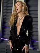 Miley-Cyrus-at-2019-Vanity-Fair-Oscar-Party-16