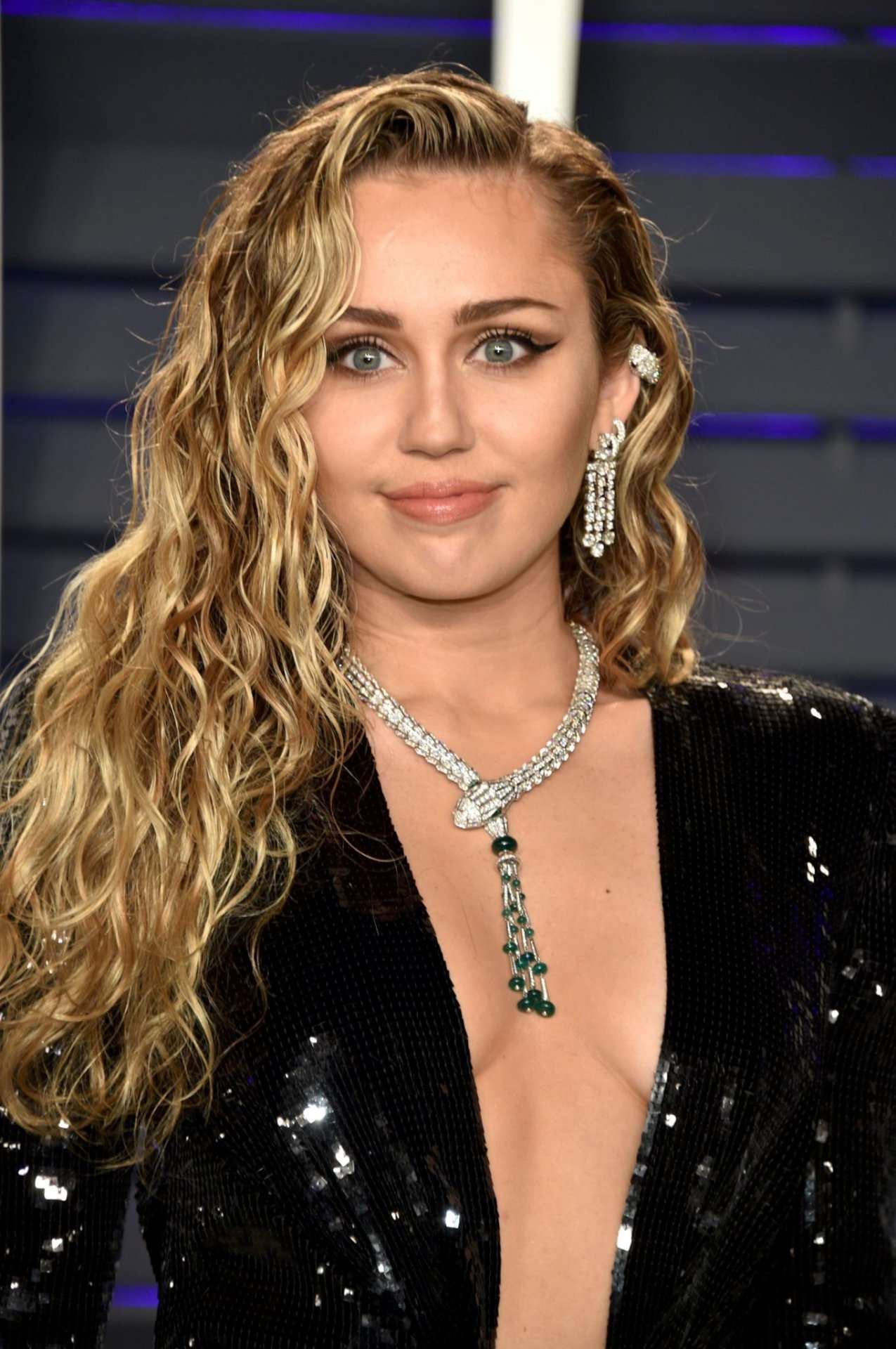 Miley-Cyrus-at-2019-Vanity-Fair-Oscar-Party-2