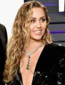 Miley-Cyrus-at-2019-Vanity-Fair-Oscar-Party-6
