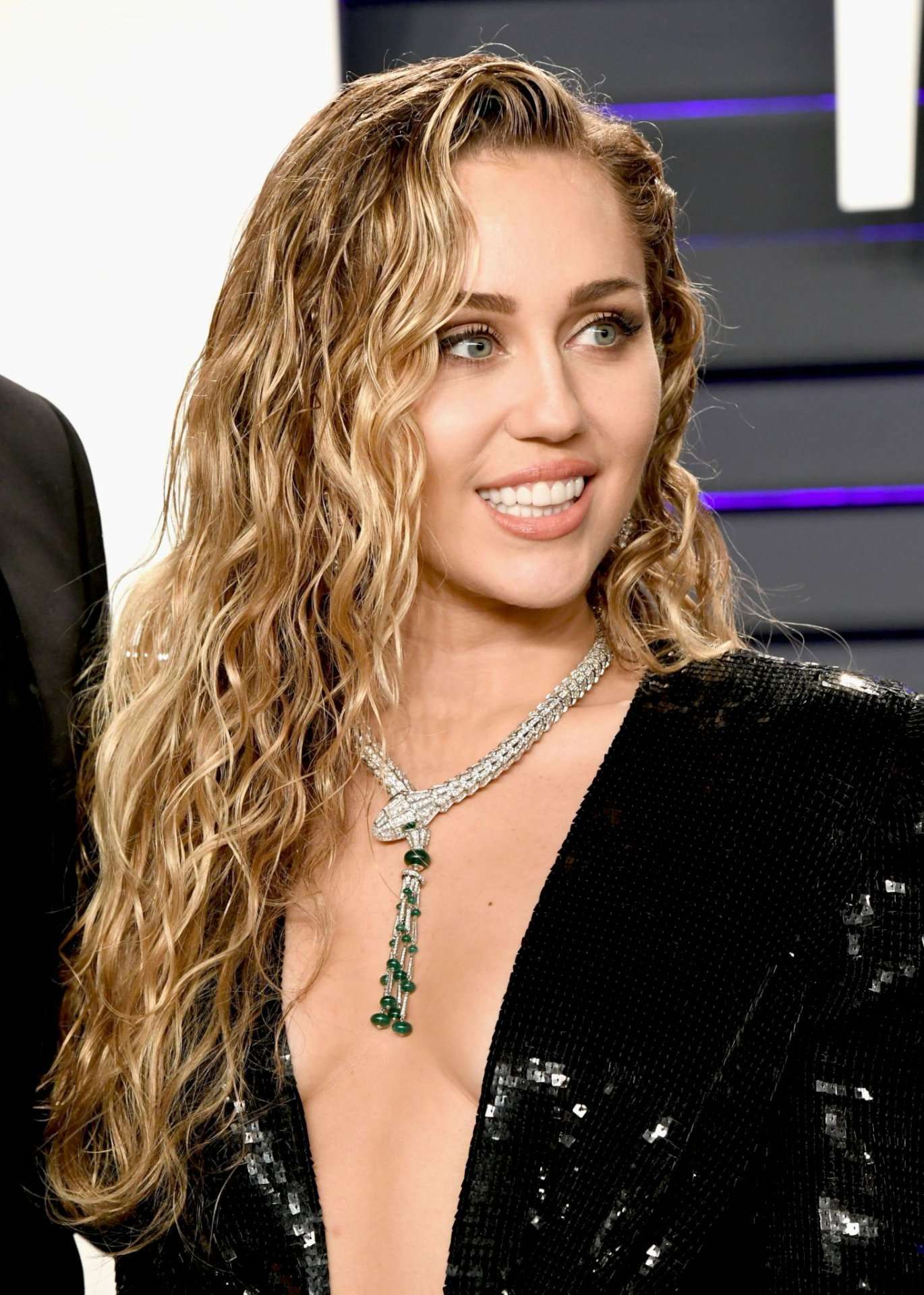 Miley-Cyrus-at-2019-Vanity-Fair-Oscar-Party-6