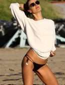 Alessandra-Ambrosio-Playing-Volleyball-28