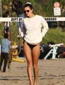 Alessandra-Ambrosio-Playing-Volleyball-30