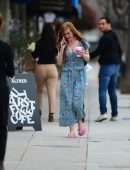 Isla Fisher Leaving a Nail Salon in Los Angeles