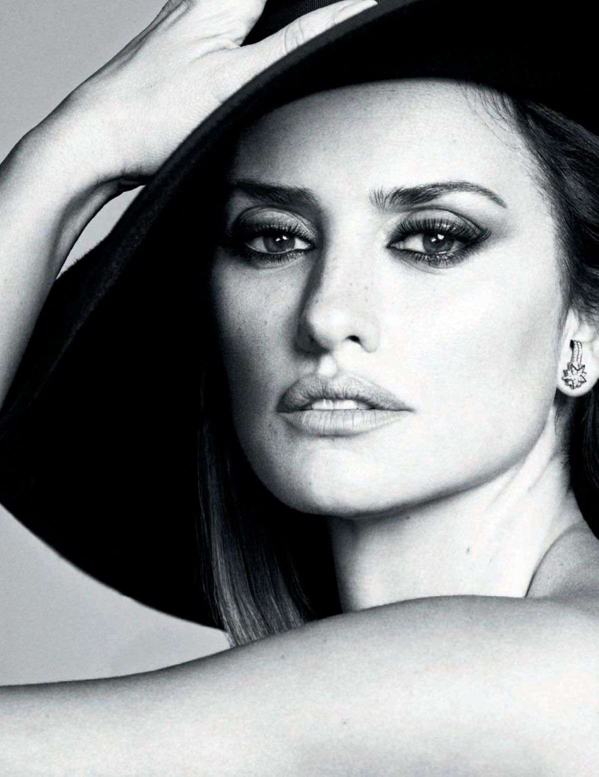 Penelope-Cruz-in-Vogue-Magazine-Espana-April-2019-5