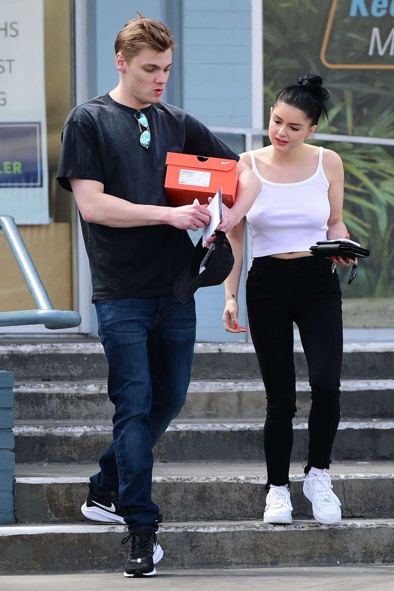 Ariel Winter Pokies, Out and About in Studio City