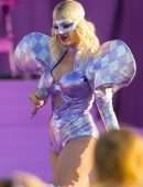 Katy-Perry-Performing-Live-14