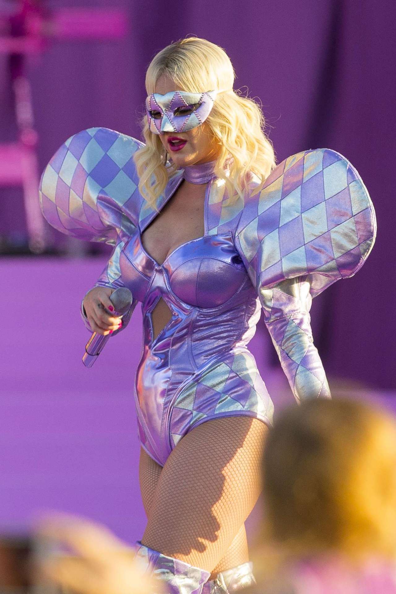 Katy-Perry-Performing-Live-14