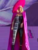 Katy-Perry-Performing-Live-15