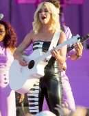 Katy-Perry-Performing-Live-2