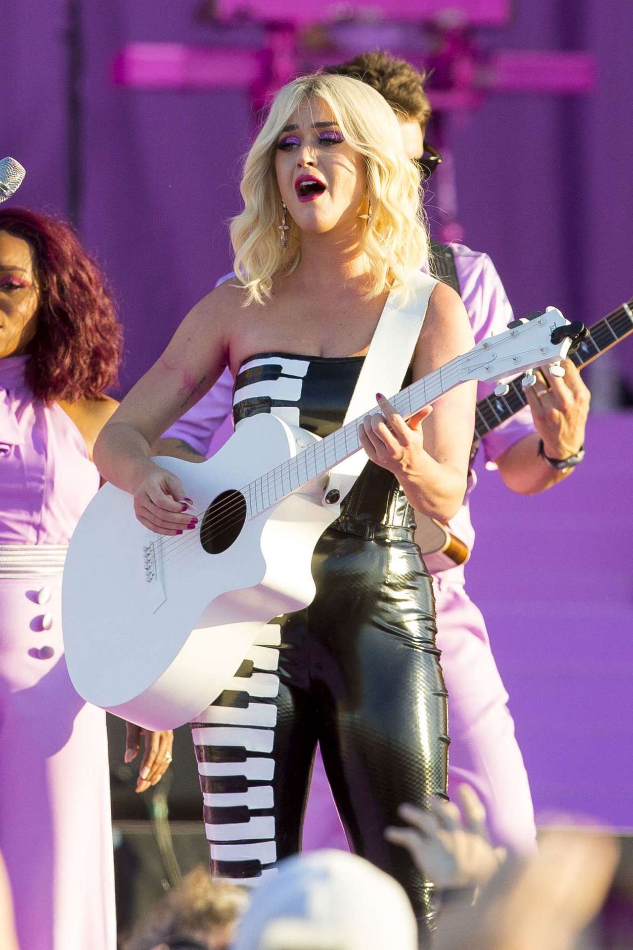 Katy-Perry-Performing-Live-2