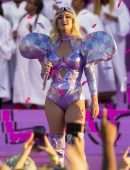 Katy-Perry-Performing-Live-4