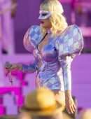 Katy-Perry-Performing-Live-5