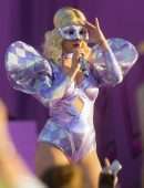 Katy-Perry-Performing-Live-9
