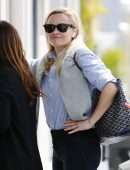 Reese Witherspoon meeting a friend in Los Angeles