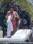 Halsey enjoys at the Beach with her Boyfriend Yungblud in Puerto Vallarta
