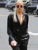 Khloe Kardashian at a Local Eatery in Calabasas