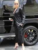 Khloe Kardashian at a Local Eatery in Calabasas