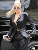 Khloe Kardashian at a Local Eatery in Calabasas