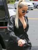 Khloe Kardashian at a Local Eatery in Calabasas