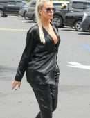 Khloe Kardashian at a Local Eatery in Calabasas