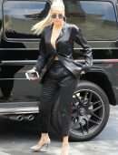 Khloe Kardashian at a Local Eatery in Calabasas