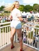 Iskra Lawrence at American Eagle at NYC’s Governors Ball 2019