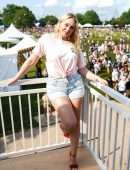 Iskra Lawrence at American Eagle at NYC’s Governors Ball 2019