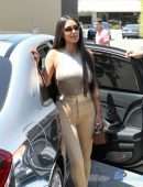 Kim Kardashian Pokies, Out at Emilio’s Trattoria in California