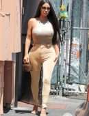 Kim Kardashian Pokies, Out at Emilio’s Trattoria in California